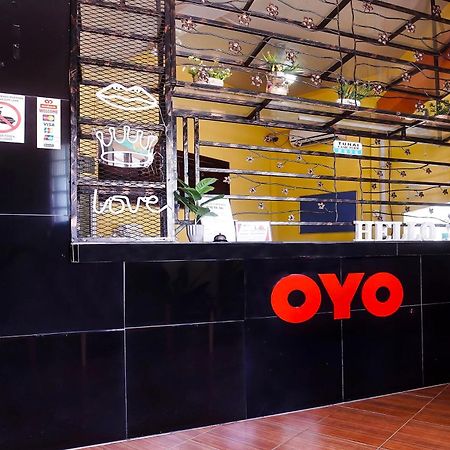 Hotel Night Queen Salak Tinggi Sepang Exterior foto