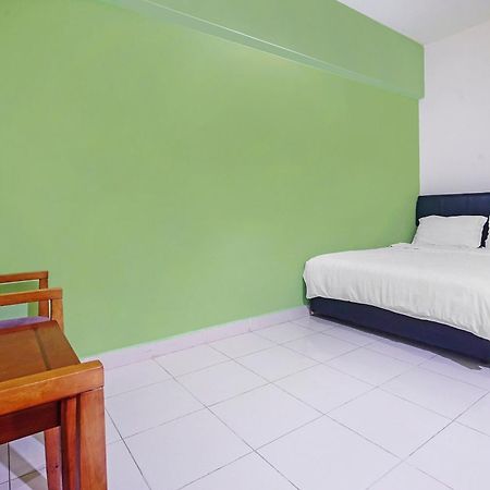 Hotel Night Queen Salak Tinggi Sepang Exterior foto