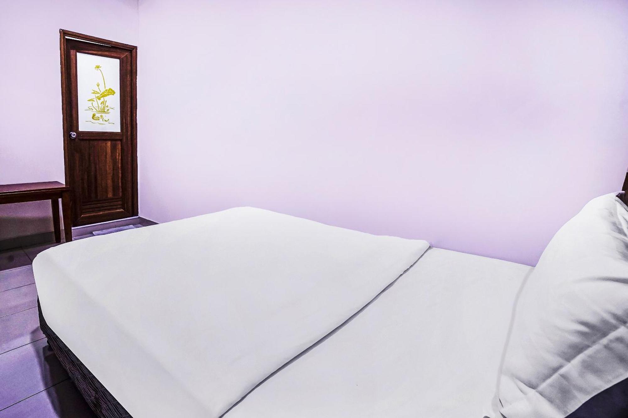 Hotel Night Queen Salak Tinggi Sepang Exterior foto