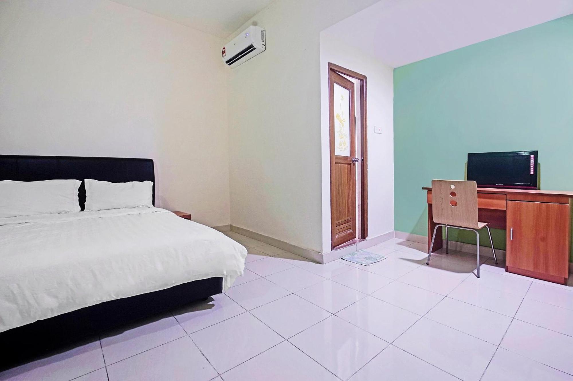 Hotel Night Queen Salak Tinggi Sepang Exterior foto