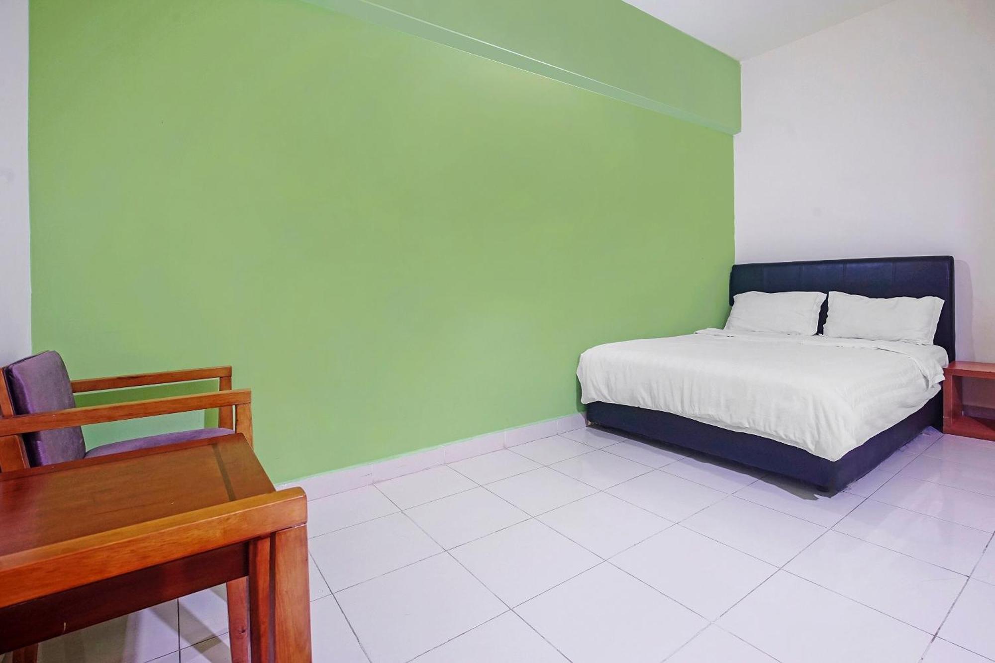 Hotel Night Queen Salak Tinggi Sepang Exterior foto