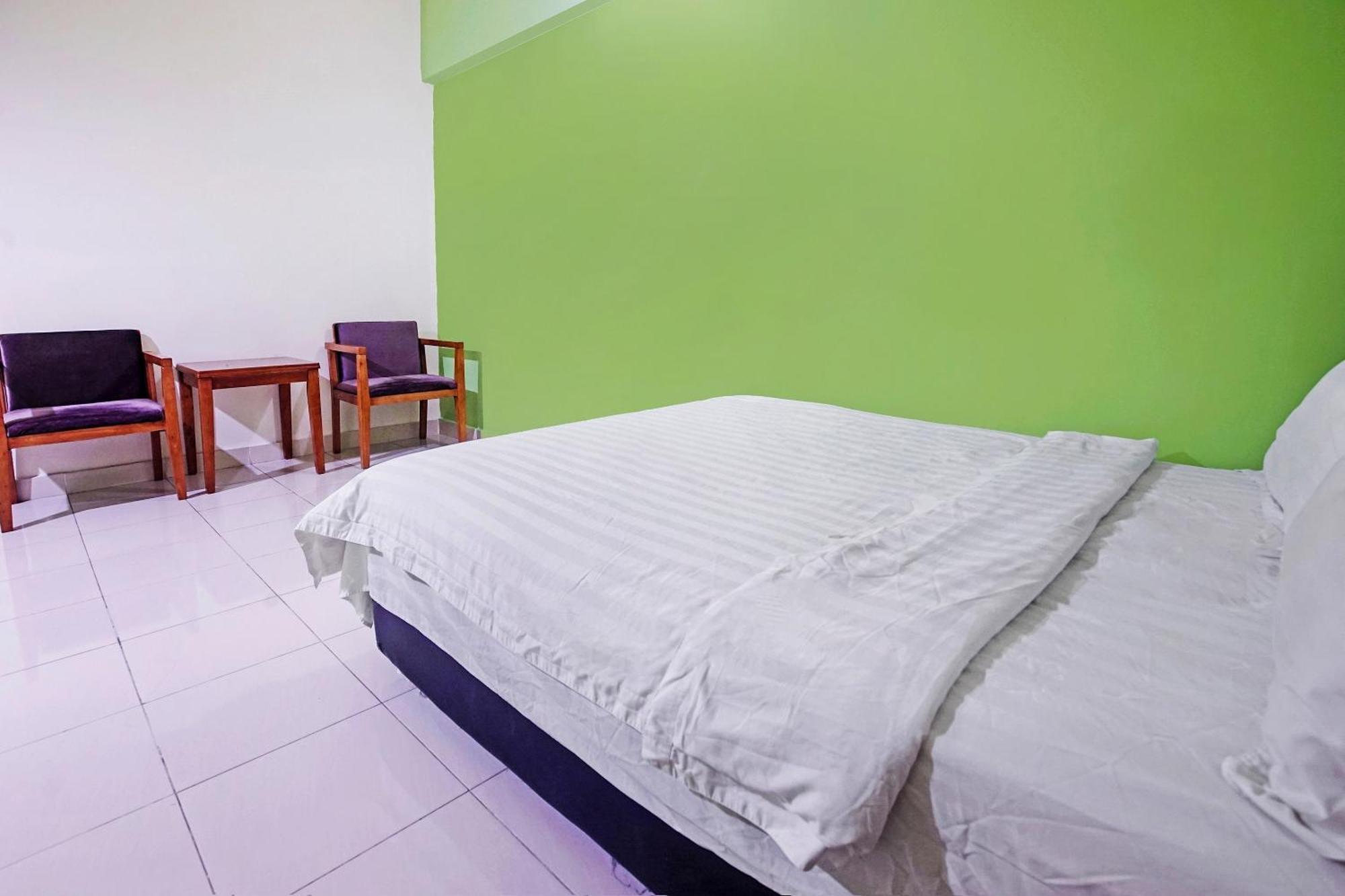 Hotel Night Queen Salak Tinggi Sepang Exterior foto
