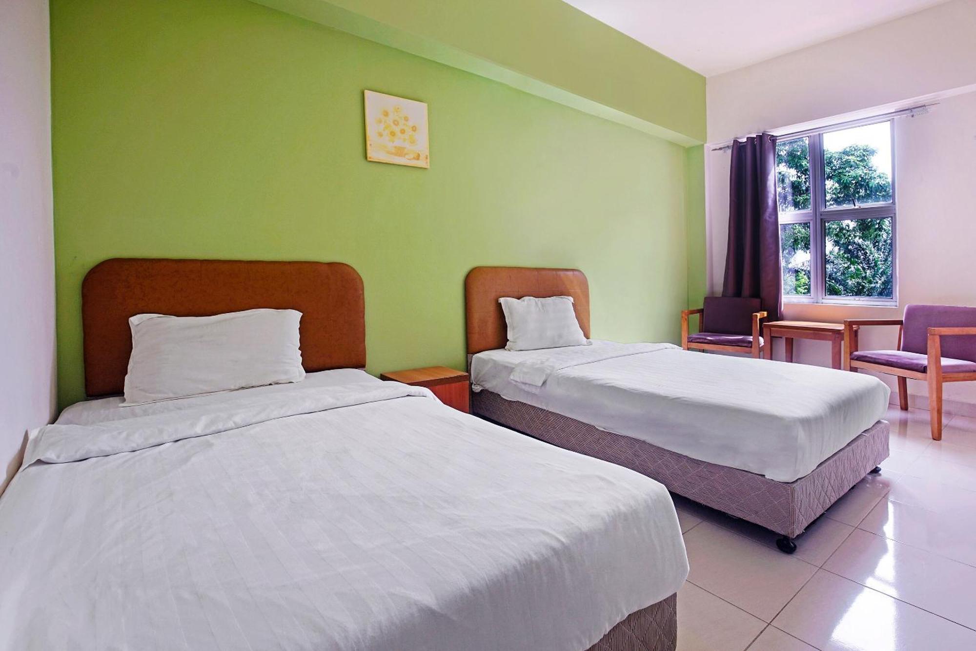 Hotel Night Queen Salak Tinggi Sepang Exterior foto