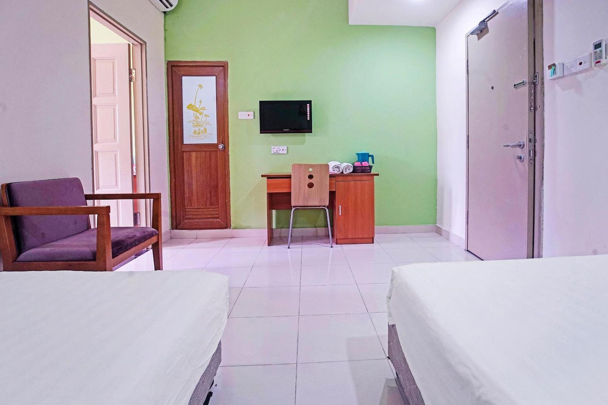 Hotel Night Queen Salak Tinggi Sepang Exterior foto