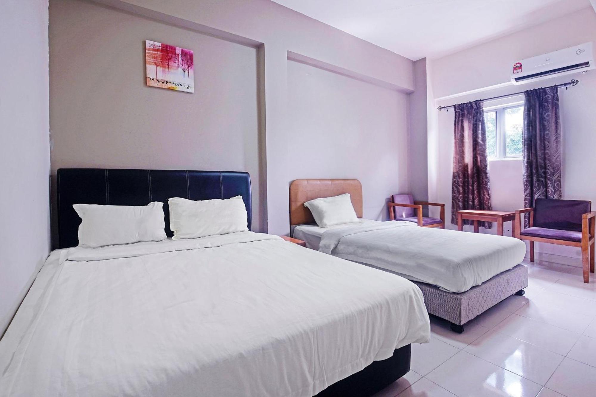 Hotel Night Queen Salak Tinggi Sepang Exterior foto