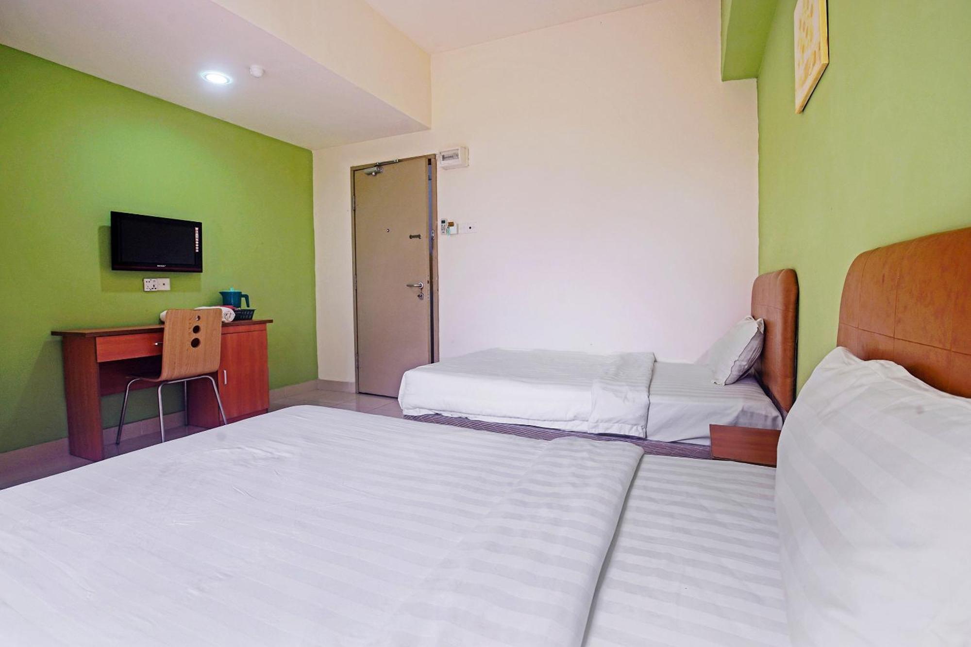 Hotel Night Queen Salak Tinggi Sepang Exterior foto