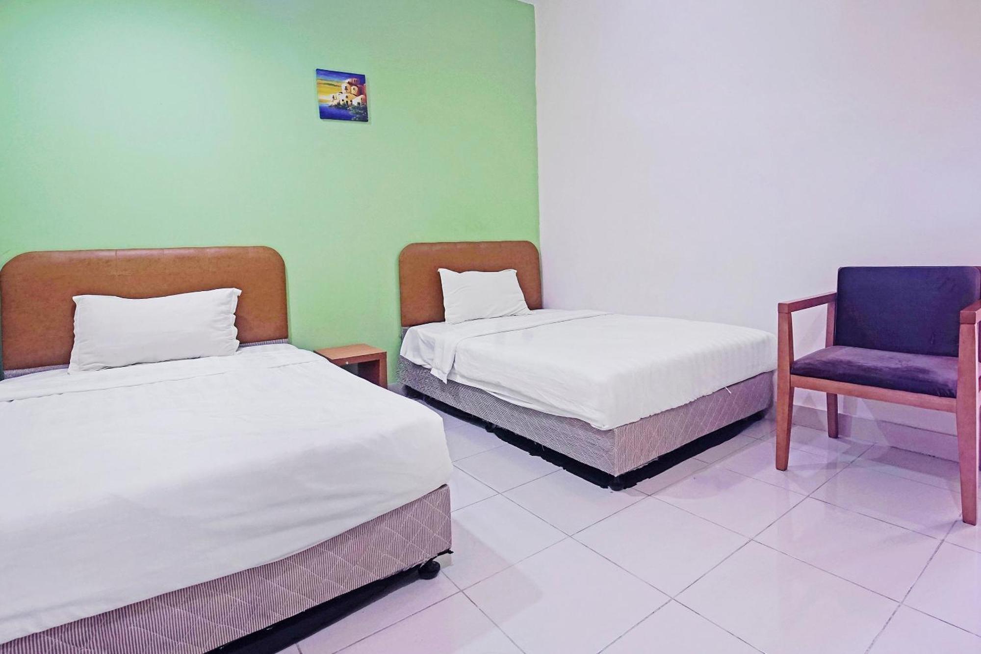Hotel Night Queen Salak Tinggi Sepang Exterior foto