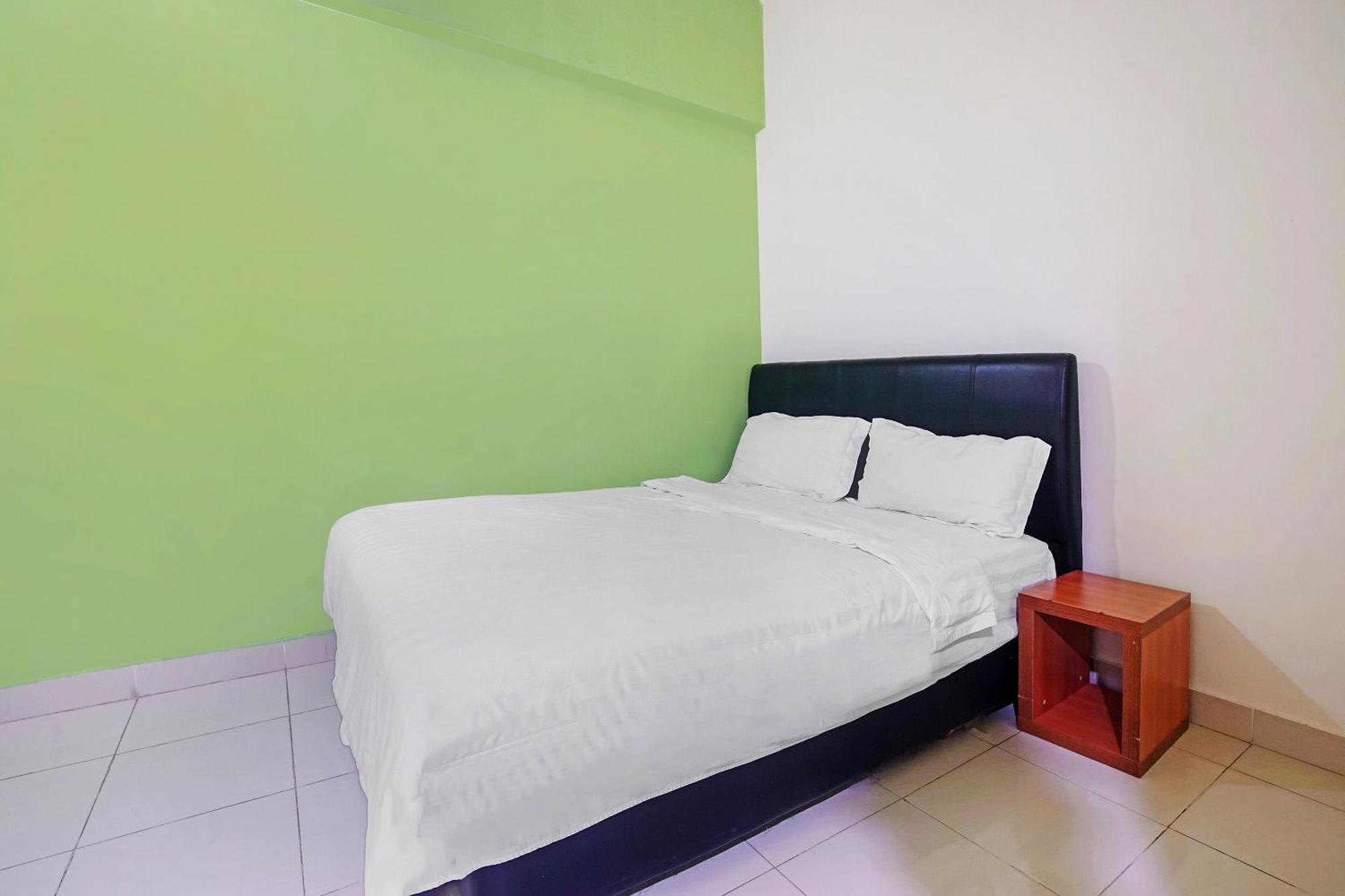 Hotel Night Queen Salak Tinggi Sepang Exterior foto