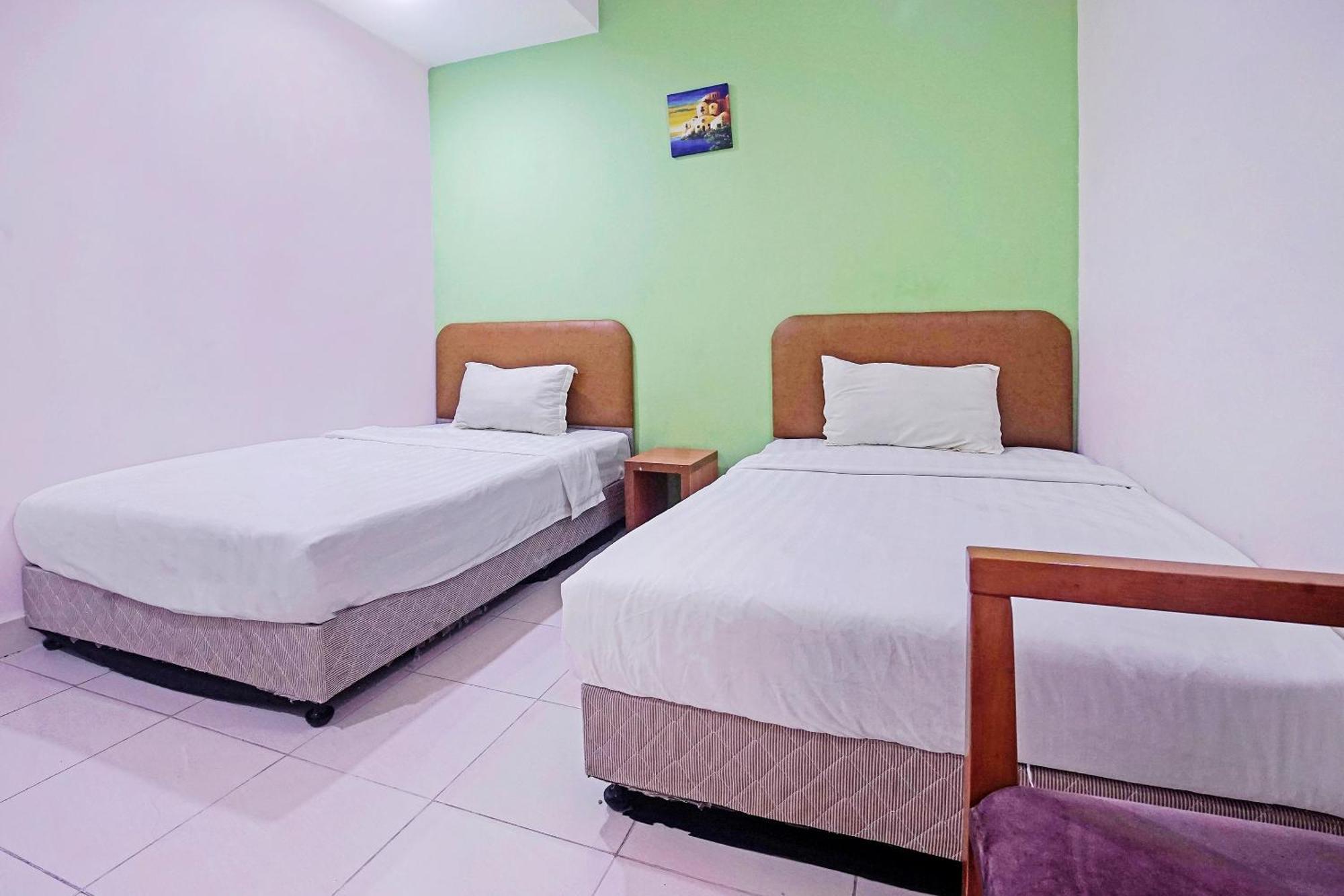 Hotel Night Queen Salak Tinggi Sepang Exterior foto