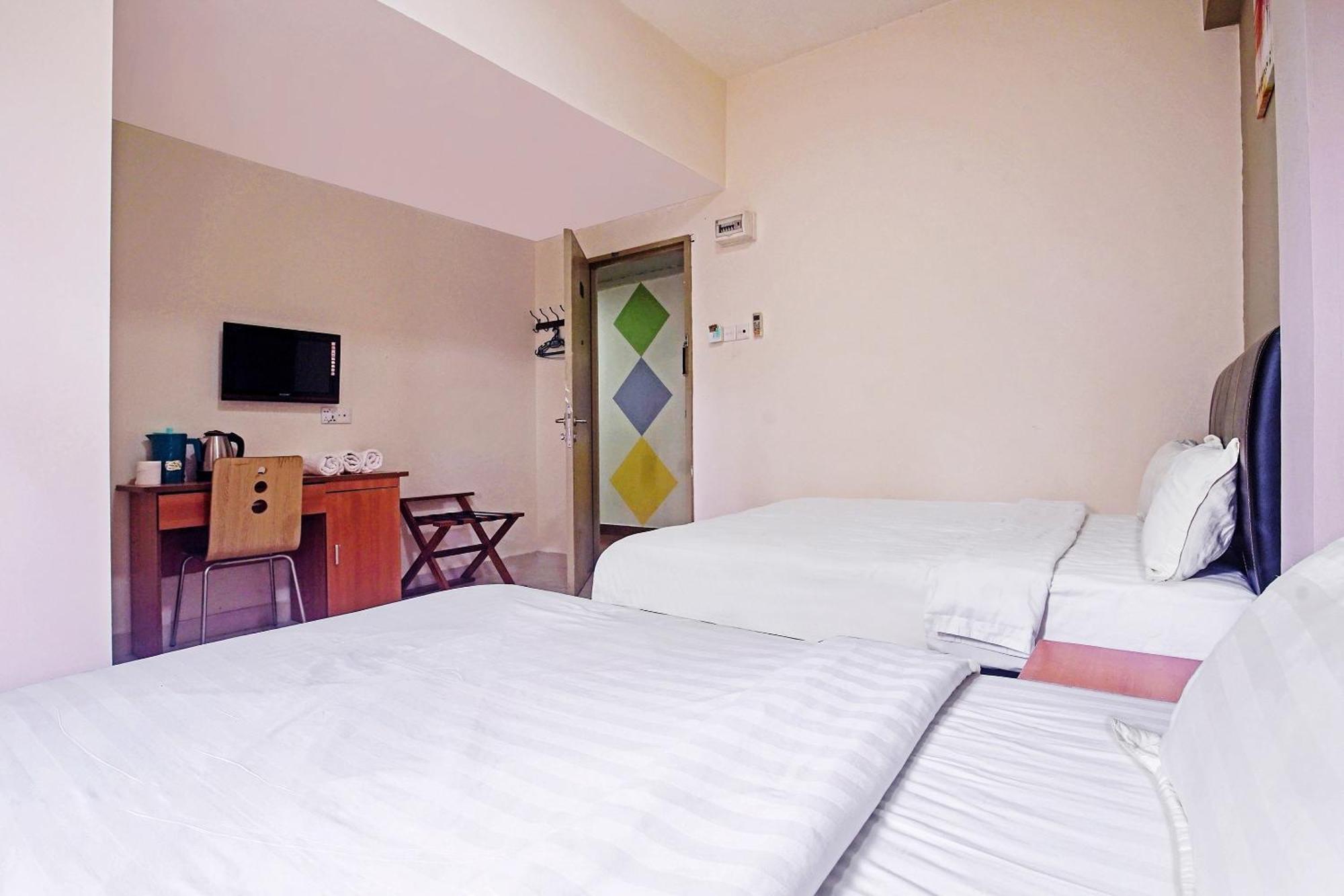 Hotel Night Queen Salak Tinggi Sepang Exterior foto